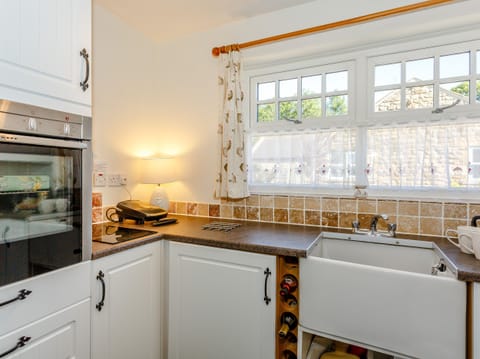 Cottage | Private kitchen | Fridge, microwave, stovetop, electric kettle