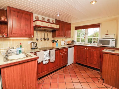 Cottage | Private kitchen | Dishwasher, highchair, cookware/dishes/utensils
