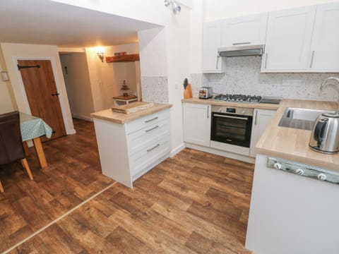 Cottage | Private kitchen | Microwave, stovetop, dishwasher, cookware/dishes/utensils