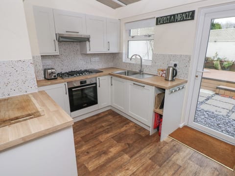 Cottage | Private kitchen | Microwave, stovetop, dishwasher, cookware/dishes/utensils