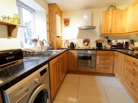 Cottage | Private kitchen | Microwave, stovetop, electric kettle, toaster