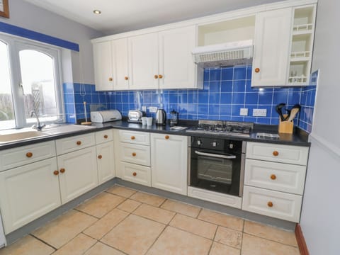 Cottage | Private kitchen | Dishwasher, cookware/dishes/utensils