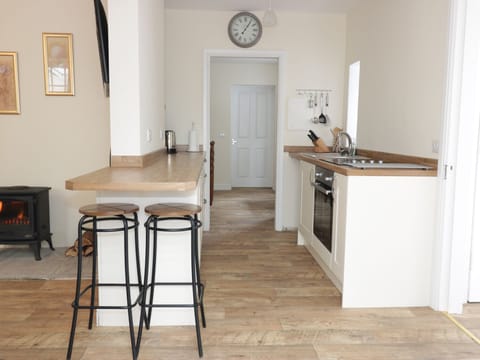 Cottage | Private kitchen | Fridge, dishwasher, highchair, cookware/dishes/utensils