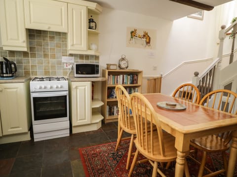 Cottage | Private kitchen | Cookware/dishes/utensils