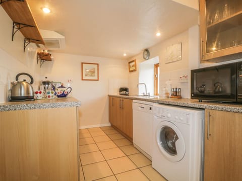 Cottage | Private kitchen | Fridge, microwave, stovetop, dishwasher