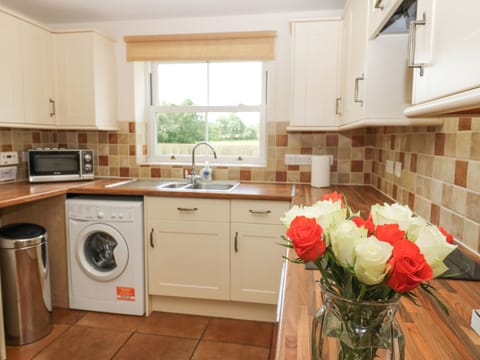 Cottage | Private kitchen | Microwave, stovetop, cookware/dishes/utensils