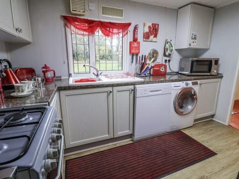 Cottage | Private kitchen | Stovetop, dishwasher, cookware/dishes/utensils