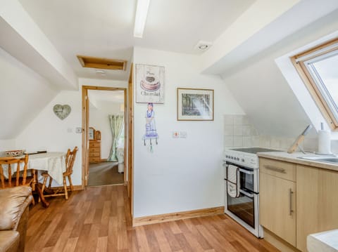 Cottage | Private kitchen | Fridge, microwave, stovetop, cookware/dishes/utensils