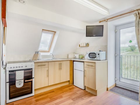 Cottage | Private kitchen | Fridge, microwave, stovetop, cookware/dishes/utensils