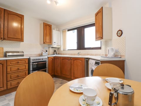 Cottage | Private kitchen | Fridge, stovetop, cookware/dishes/utensils