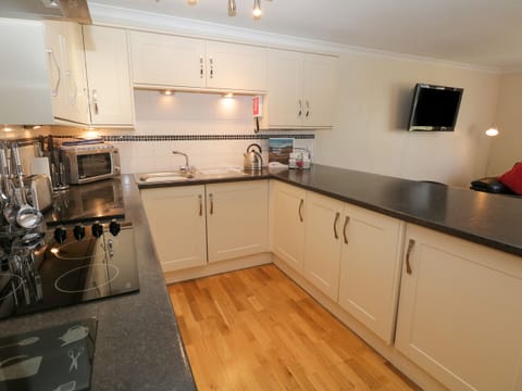 Cottage | Private kitchen | Fridge, microwave, stovetop, dishwasher