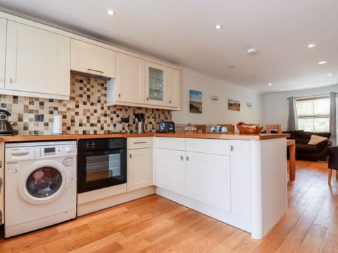 Cottage | Private kitchen | Fridge, stovetop, dishwasher, electric kettle