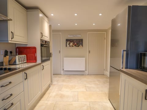 Cottage | Private kitchen | Dishwasher, cookware/dishes/utensils