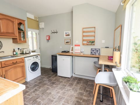 Cottage | Private kitchen | Microwave, stovetop, highchair, cookware/dishes/utensils