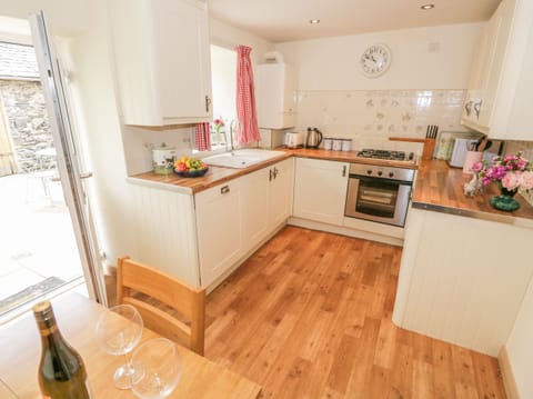 Cottage | Private kitchen | Dishwasher, highchair, cookware/dishes/utensils