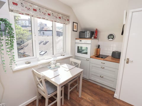 Cottage | Private kitchen | Fridge, microwave, stovetop, dishwasher