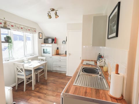 Cottage | Private kitchen | Fridge, microwave, stovetop, dishwasher