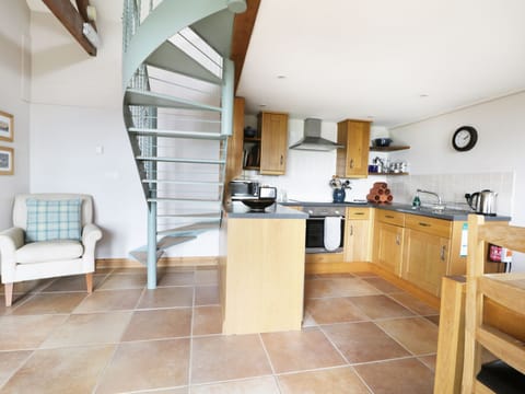Cottage | Private kitchen | Fridge, microwave, stovetop, cookware/dishes/utensils
