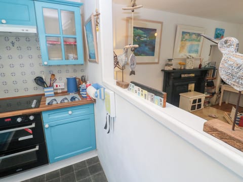 Cottage | Private kitchen | Fridge, microwave, stovetop, cookware/dishes/utensils