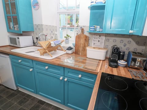 Cottage | Private kitchen | Fridge, microwave, stovetop, cookware/dishes/utensils