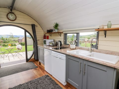 Cottage | Private kitchen | Fridge, microwave, stovetop, dishwasher