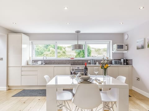 Cottage | Private kitchen | Fridge, microwave, stovetop, dishwasher