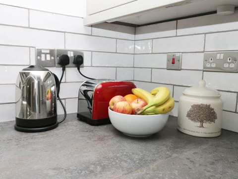 Cottage | Private kitchen | Dishwasher, highchair, cookware/dishes/utensils