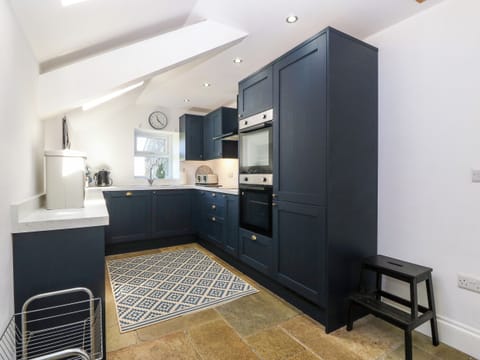 Cottage | Private kitchen | Microwave, stovetop, dishwasher, cookware/dishes/utensils