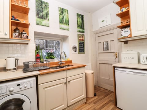 Cottage | Private kitchen | Fridge, microwave, stovetop, cookware/dishes/utensils
