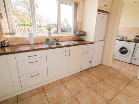Cottage | Private kitchen | Microwave, stovetop, dishwasher, highchair