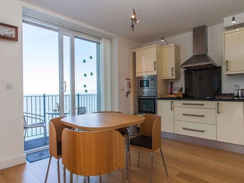 Cottage | Private kitchen | Stovetop, highchair, cookware/dishes/utensils