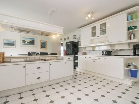 Cottage | Private kitchen | Microwave, dishwasher, electric kettle, toaster