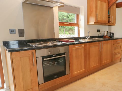 Cottage | Private kitchen | Fridge, microwave, stovetop, dishwasher