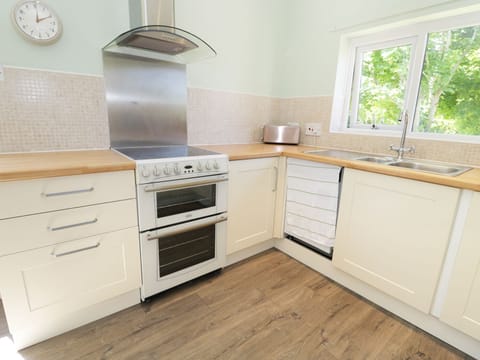 Cottage | Private kitchen | Microwave, stovetop, dishwasher, highchair