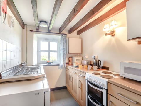 Cottage | Private kitchen | Microwave, stovetop, dishwasher, cookware/dishes/utensils