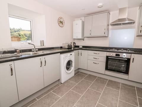 Cottage | Private kitchen | Microwave, stovetop, highchair, cookware/dishes/utensils