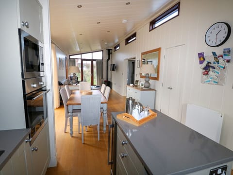 Cottage | Private kitchen | Fridge, dishwasher, cookware/dishes/utensils
