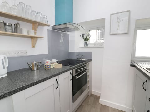 Cottage | Private kitchen | Fridge, microwave, stovetop, electric kettle