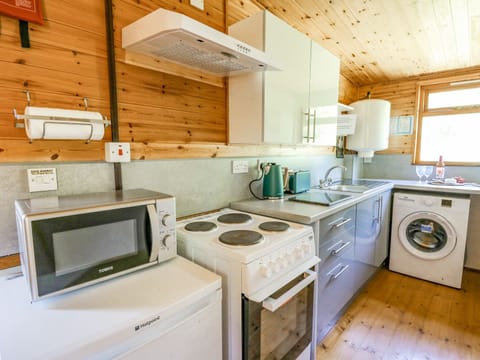 Cottage | Private kitchen | Fridge, microwave, stovetop, highchair