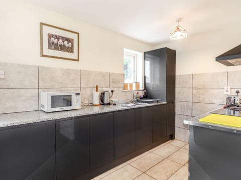 Cottage | Private kitchen | Stovetop, cookware/dishes/utensils