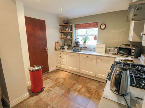 Cottage | Private kitchen | Dishwasher, highchair, cookware/dishes/utensils