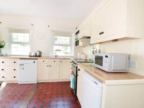 Cottage | Private kitchen | Fridge, microwave, stovetop, dishwasher