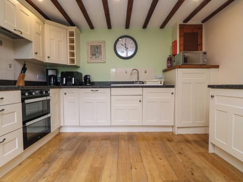 Cottage | Private kitchen | Stovetop, dishwasher, highchair, cookware/dishes/utensils