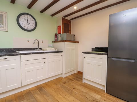 Cottage | Private kitchen | Stovetop, dishwasher, highchair, cookware/dishes/utensils