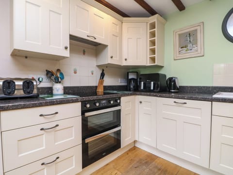 Cottage | Private kitchen | Stovetop, dishwasher, highchair, cookware/dishes/utensils