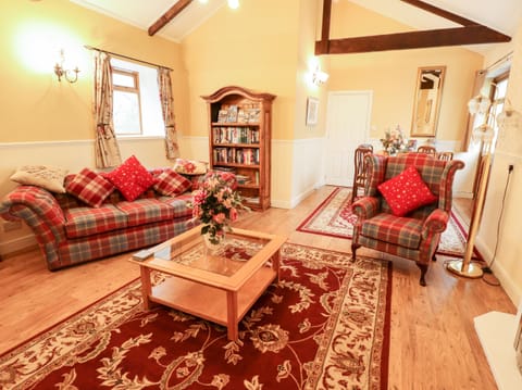 Cottage | Living area | Fireplace