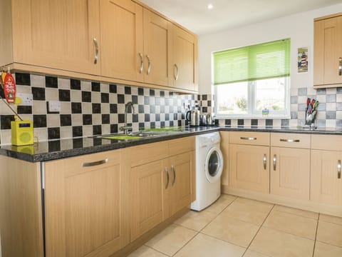 Cottage | Private kitchen | Microwave, stovetop, dishwasher, electric kettle