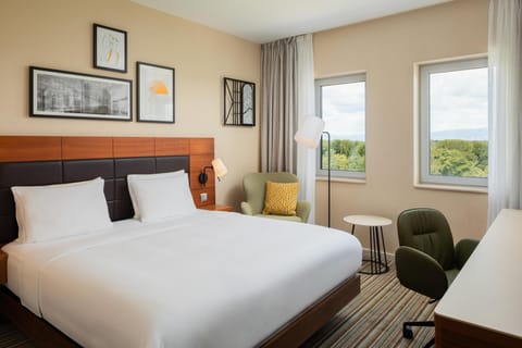 Room, 1 King Bed | In-room safe, desk, laptop workspace, soundproofing