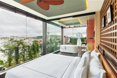 Luxury Room | 1 bedroom, individually furnished, desk, laptop workspace