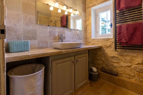 Comfort Cottage, Private Bathroom, Park View | Bathroom | Shower, hair dryer, towels, soap